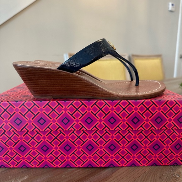 Tory Burch Cameron Wedge Thong Sandals Navy/Gold 8.5 - Picture 5 of 9